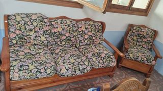 Sofá y sillón de madera con tapicería floral
