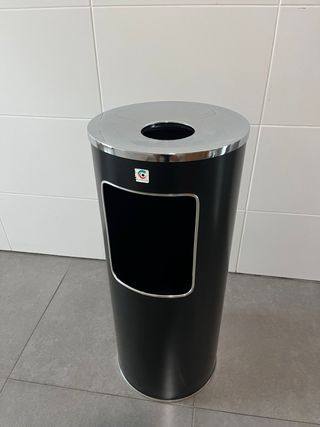 Cenicero Metálico Negro y Plateado