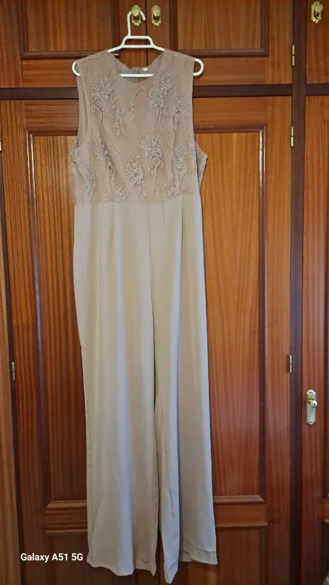 Mono encaje y raso beige/dorado y sobrecamisa