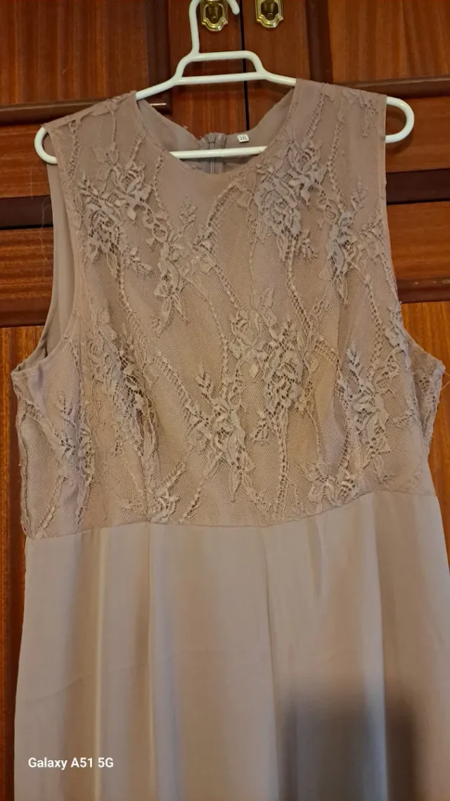 Mono encaje y raso beige/dorado y sobrecamisa