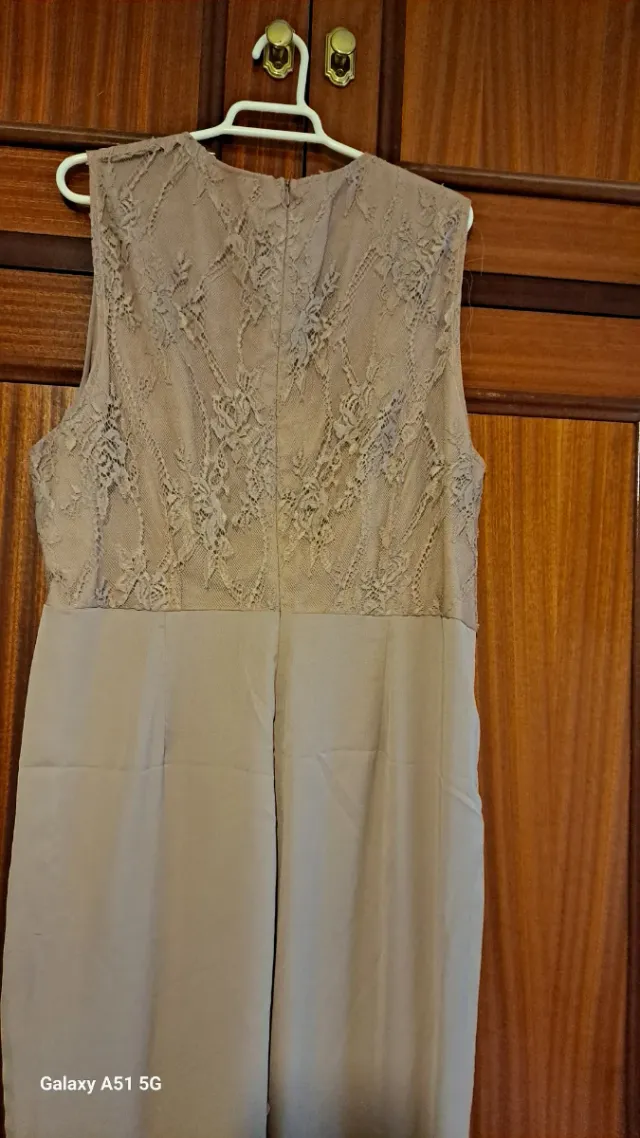 Mono encaje y raso beige/dorado y sobrecamisa