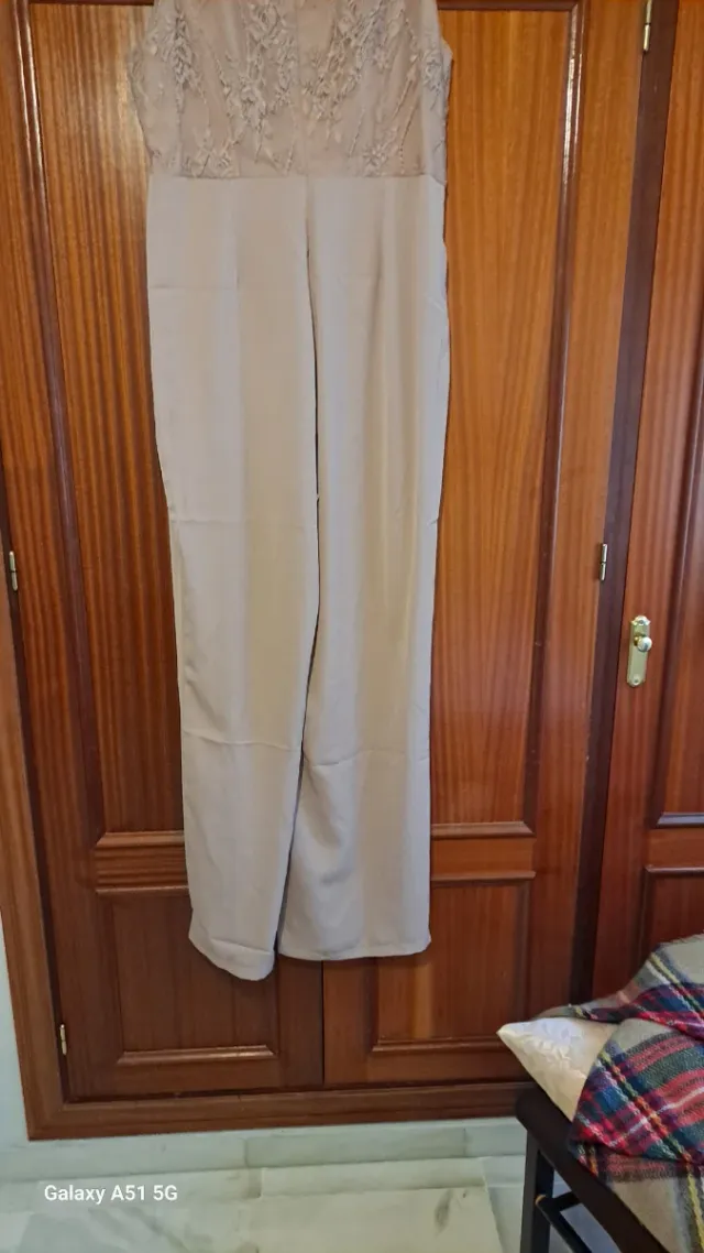 Mono encaje y raso beige/dorado y sobrecamisa