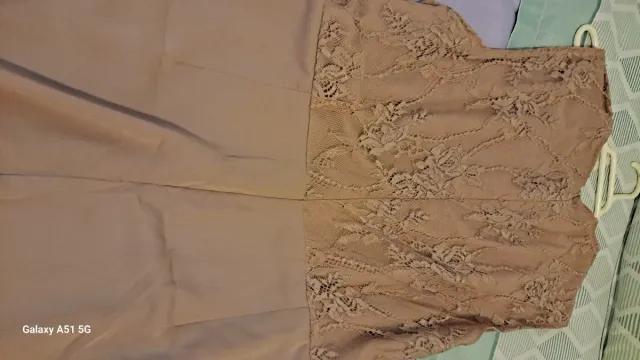 Mono encaje y raso beige/dorado y sobrecamisa