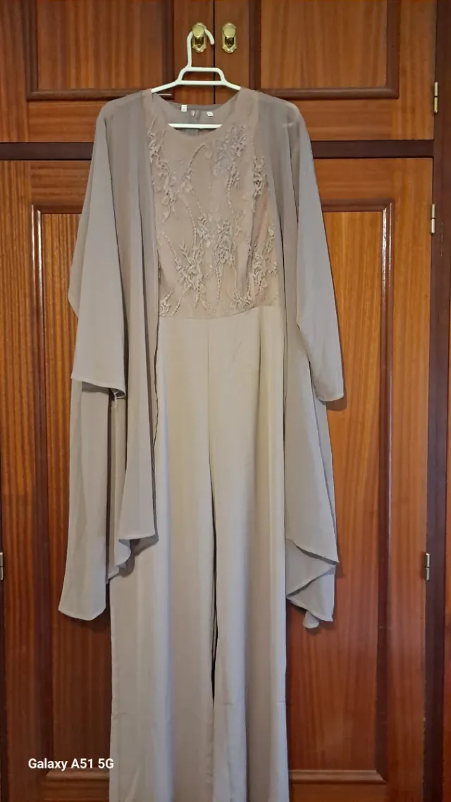 Mono encaje y raso beige/dorado y sobrecamisa