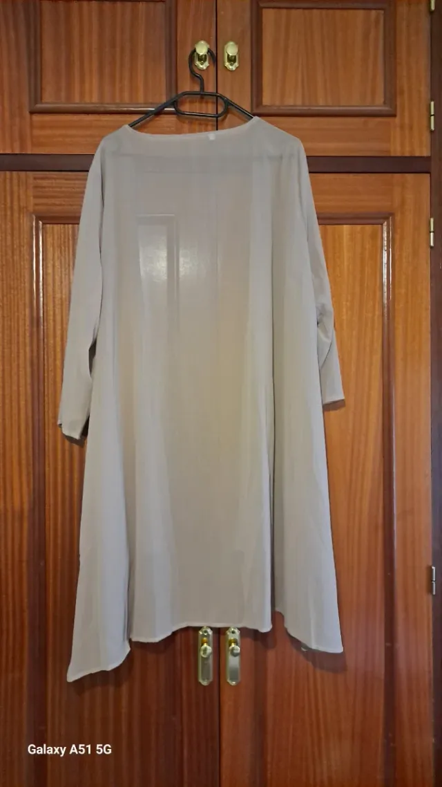 Mono encaje y raso beige/dorado y sobrecamisa