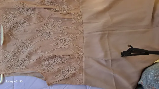 Mono encaje y raso beige/dorado y sobrecamisa