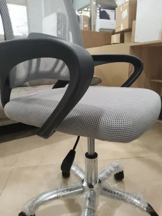 Silla de oficina ergonómica gris y negra