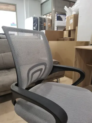 Silla de oficina ergonómica gris y negra