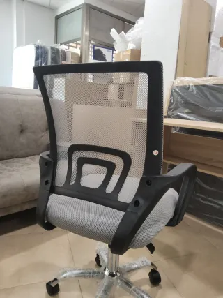 Silla de oficina ergonómica gris y negra
