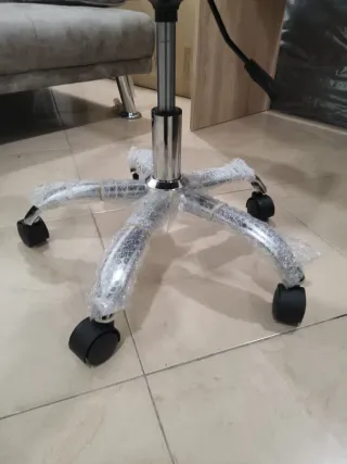 Silla de oficina ergonómica gris y negra