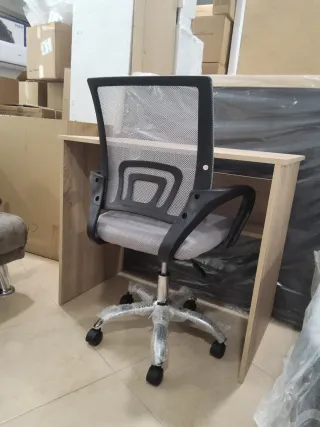 Silla de oficina ergonómica gris y negra