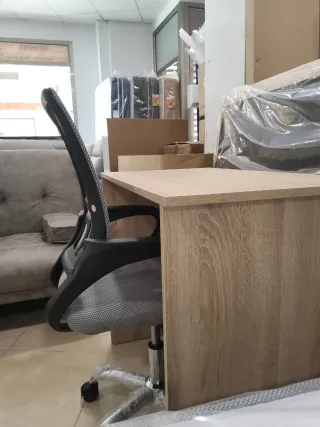 Silla de oficina ergonómica gris y negra