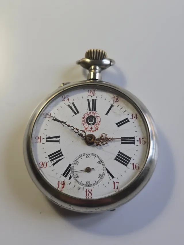 Reloj de bolsillo de plata antiguo