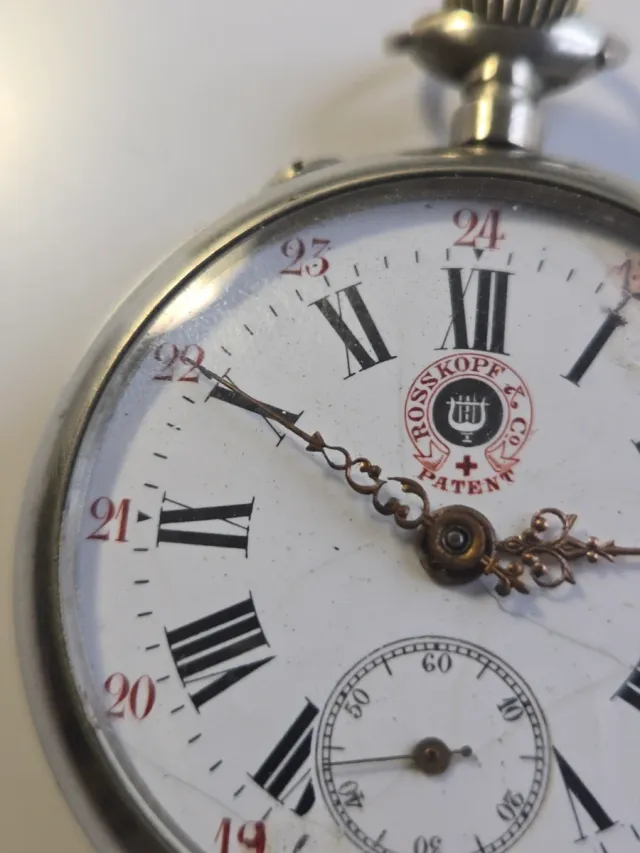 Reloj de bolsillo de plata antiguo