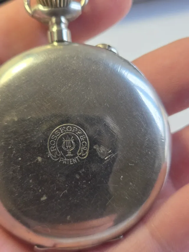 Reloj de bolsillo de plata antiguo