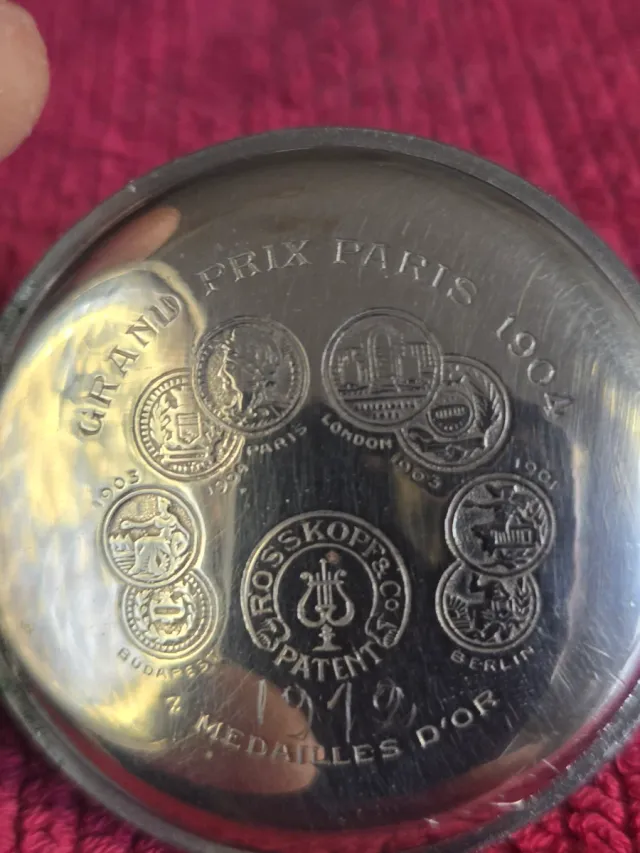 Reloj de bolsillo de plata antiguo