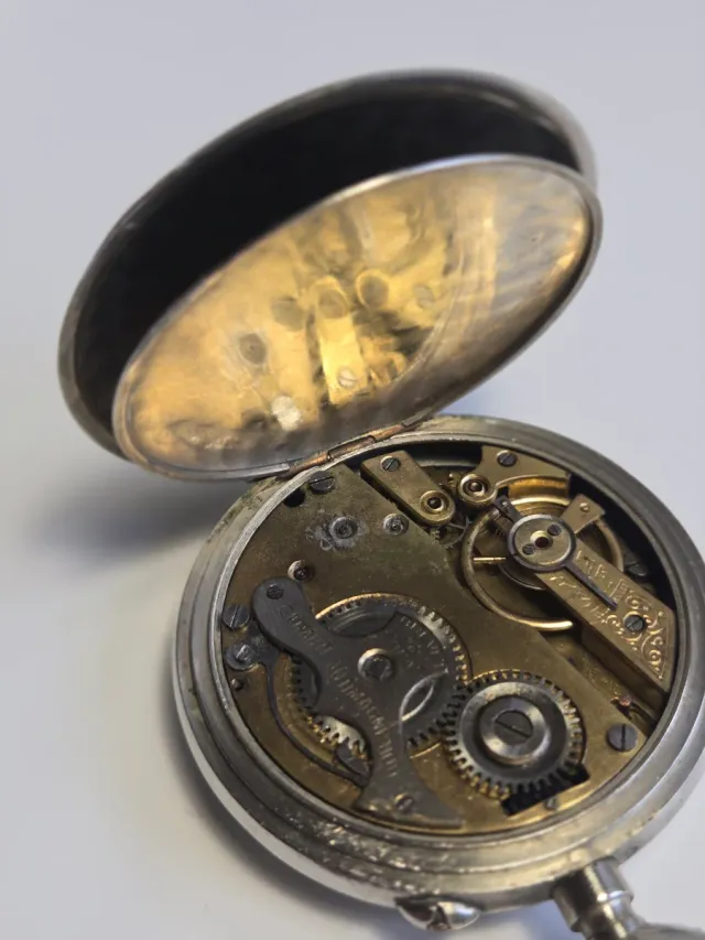 Reloj de bolsillo de plata antiguo