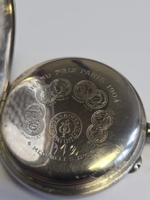 Reloj de bolsillo de plata antiguo