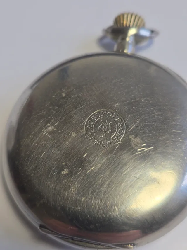 Reloj de bolsillo de plata antiguo