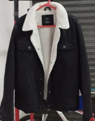 Cazadora vaquera Bershka negra borreguito