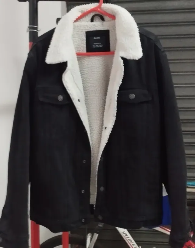 Cazadora vaquera Bershka negra borreguito