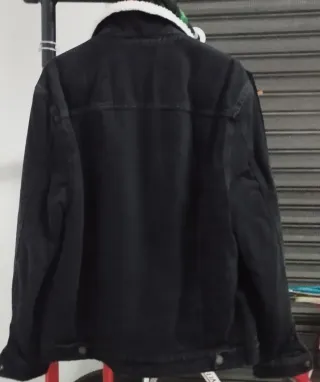 Cazadora vaquera Bershka negra borreguito