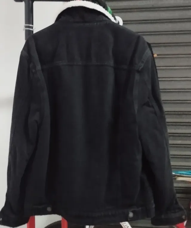 Cazadora vaquera Bershka negra borreguito