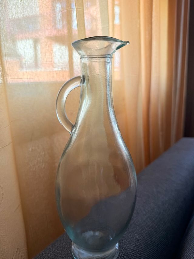 Jarra de cristal con asa