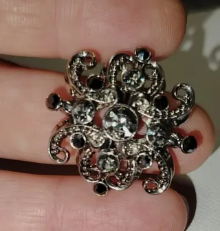 Anello cocktail con pietre nere e grigie