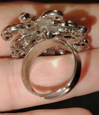 Anello cocktail con pietre nere e grigie