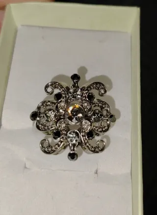 Anello cocktail con pietre nere e grigie