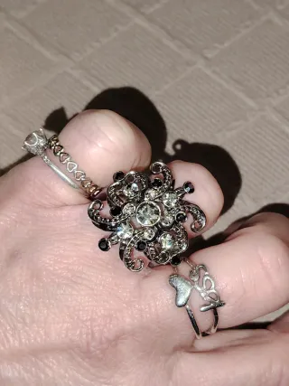 Anello cocktail con pietre nere e grigie