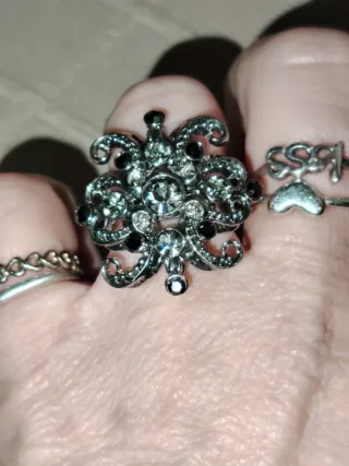 Anello cocktail con pietre nere e grigie