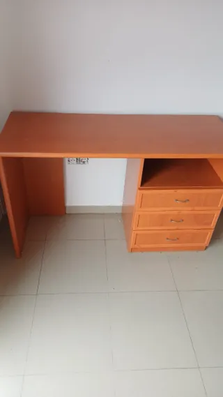 Escritorio de madera con cajones