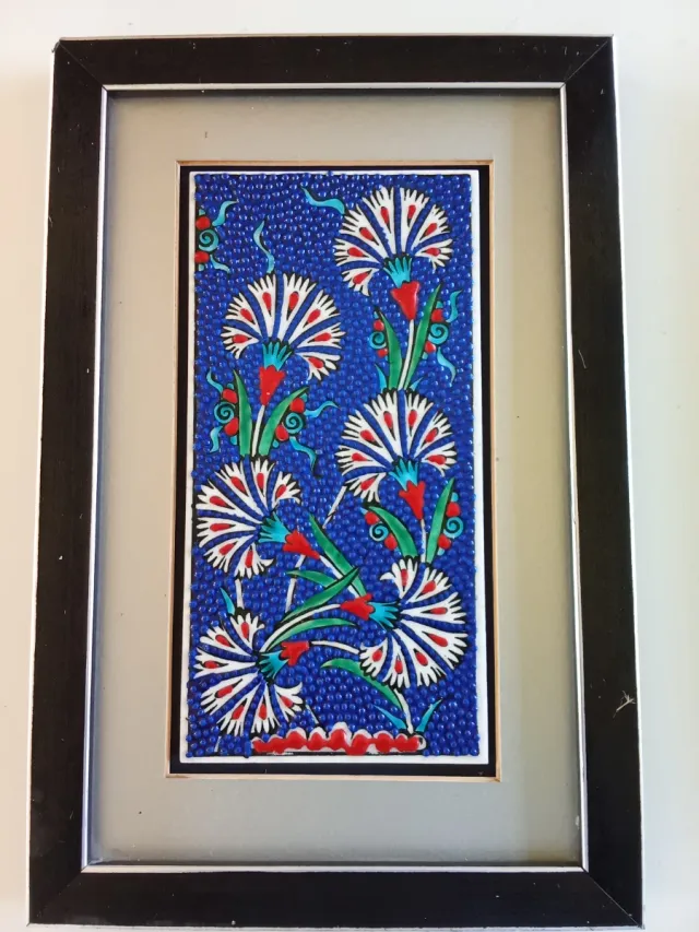 Quadro in ceramica con fiori blu
