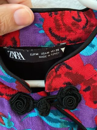 Vestido floral Zara morado y rojo