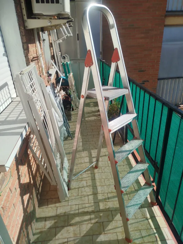 Escalera aluminio plegable 5 peldaños