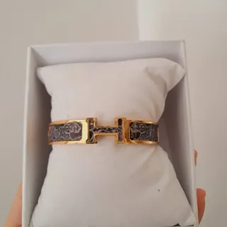 Pulsera dorada con diseño