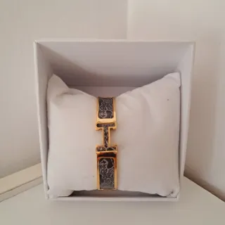 Pulsera dorada con diseño