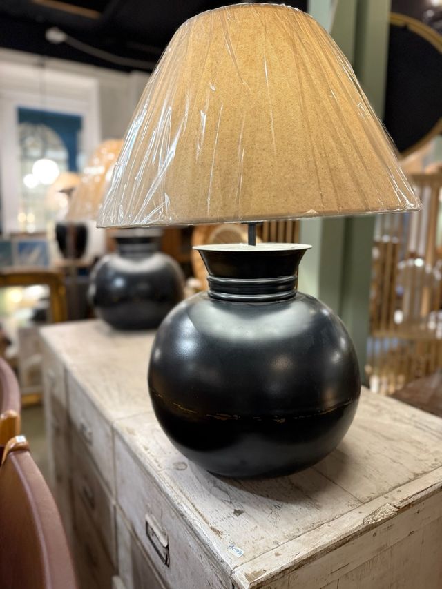 Lámpara de mesa hierro negra y beige