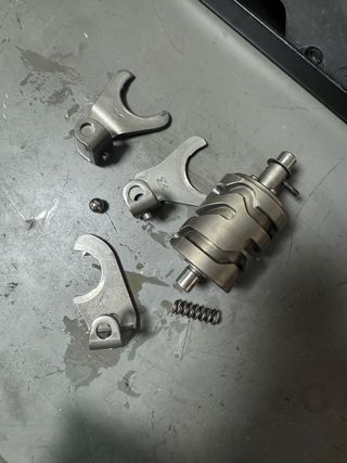 Tambor desmodrómico y horquillas selectoras