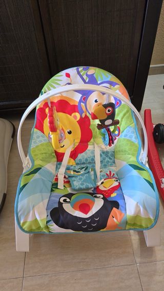 Mecedora bebé con vibración y juguetes