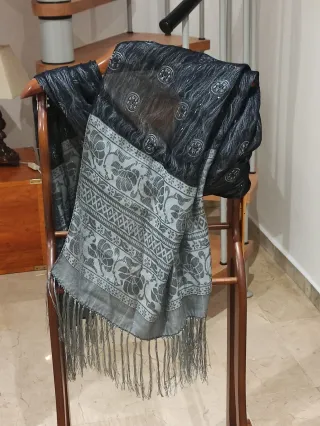 Elegante chal para fiestas. Con hilos de oro.2x67.