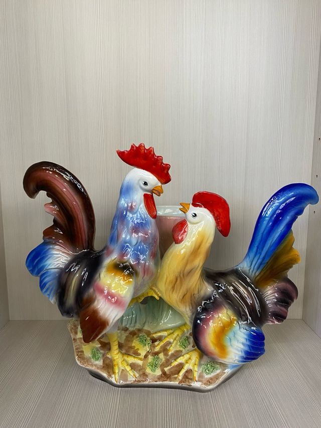 Coppia di galli in ceramica decorata