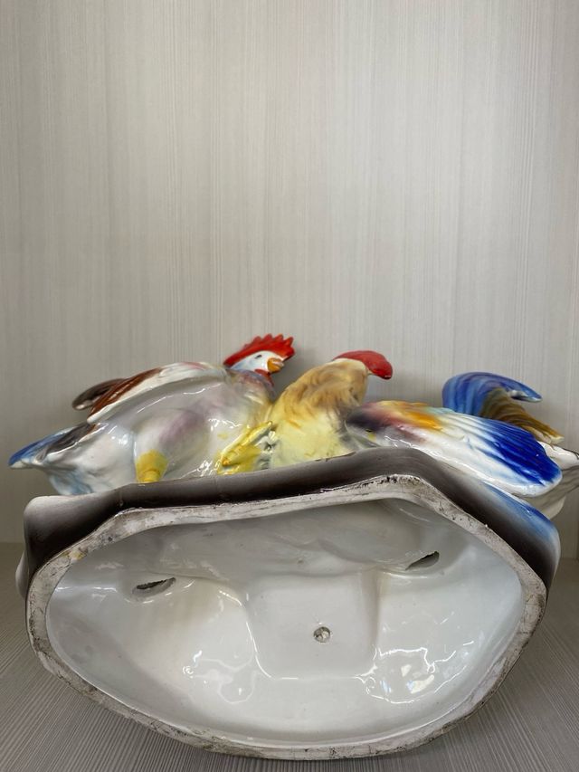 Coppia di galli in ceramica decorata