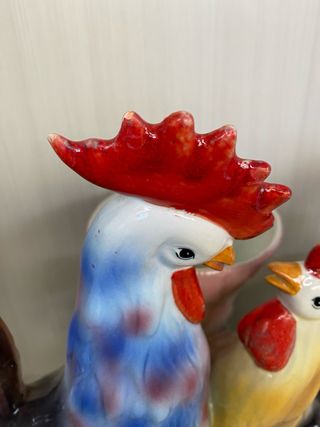Coppia di galli in ceramica decorata