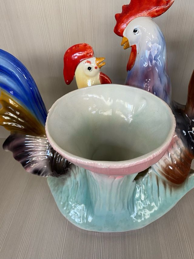 Coppia di galli in ceramica decorata