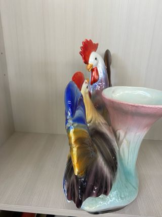 Coppia di galli in ceramica decorata