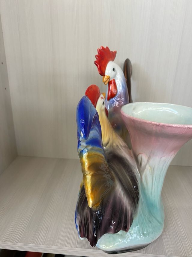 Coppia di galli in ceramica decorata