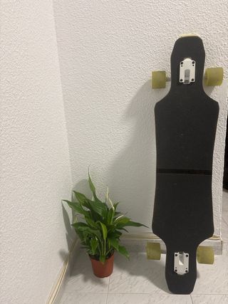Longboard Negro con Ruedas Amarillas